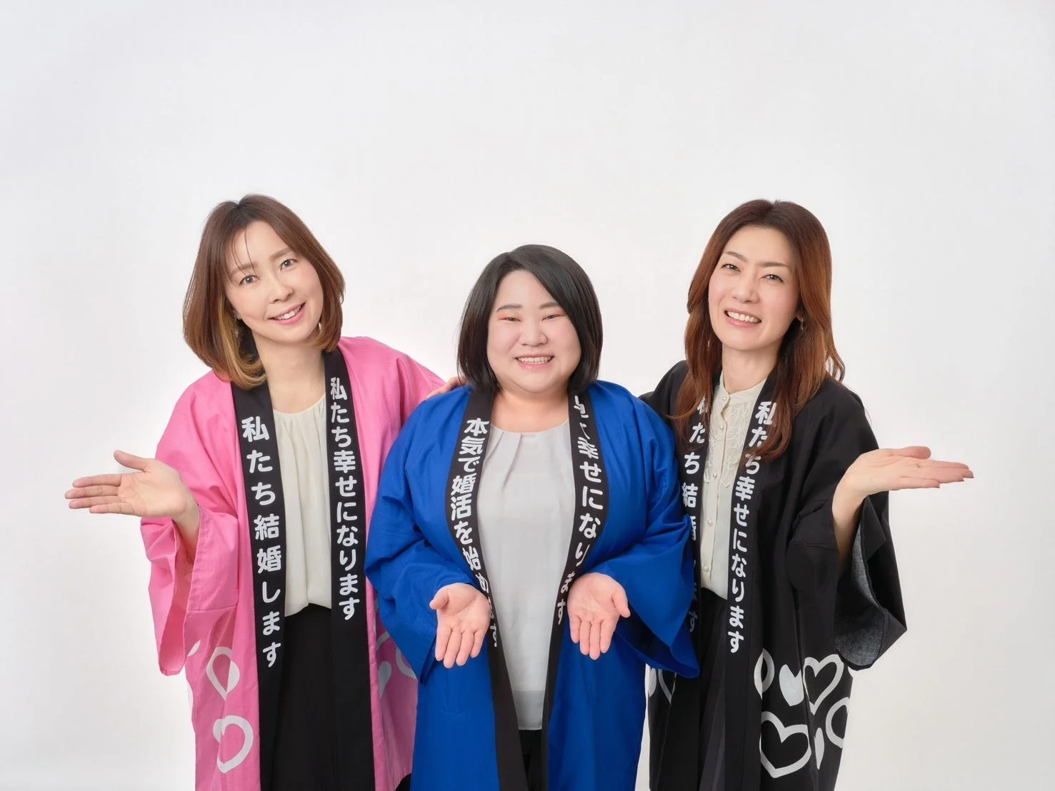 法被を着て「私たち幸せになります」などと書かれた女性3人の写真