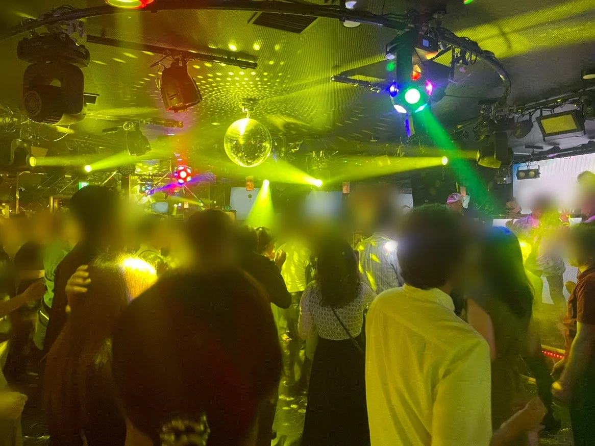 賑わうダンスフロア