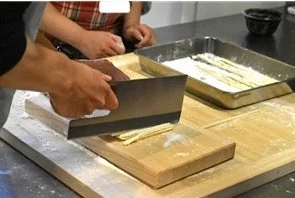 麺を切る様子