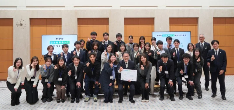 若者と関係者の集合写真