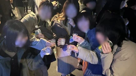 飲み物を楽しむ若者