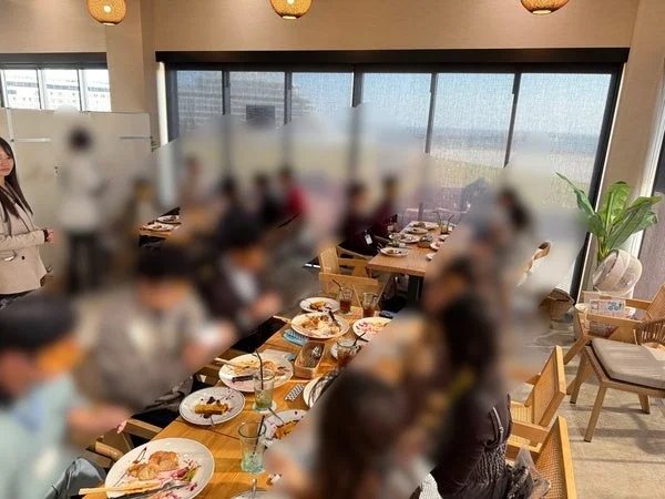 レストランで食事を楽しむ人々