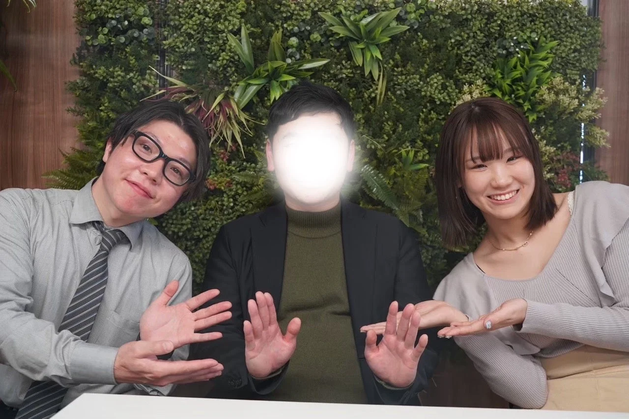 笑顔の男女3人