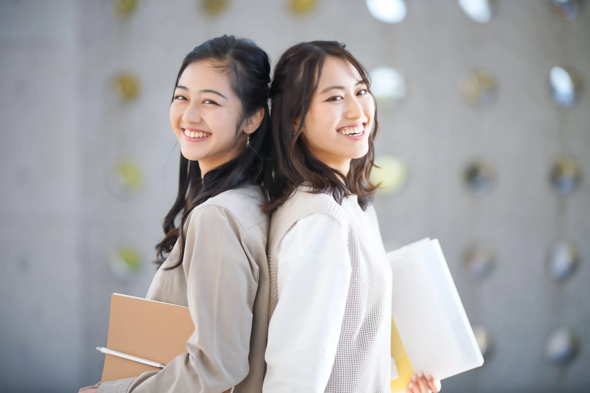 笑顔で並ぶ二人の女性