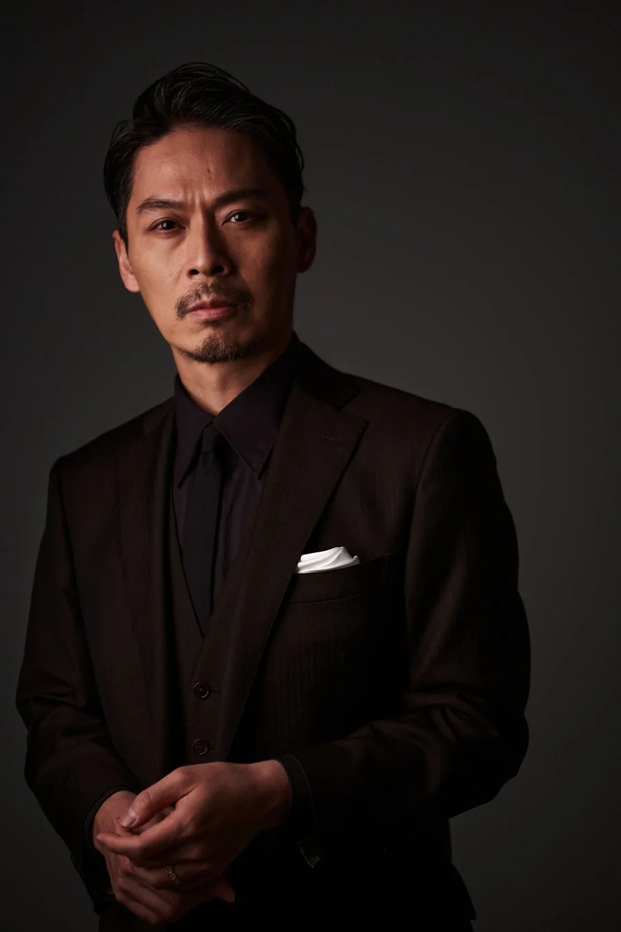 黒いスーツとネクタイを着用した男性のポートレート