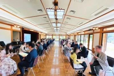 セミナーや交流会で活発に話し合う人々