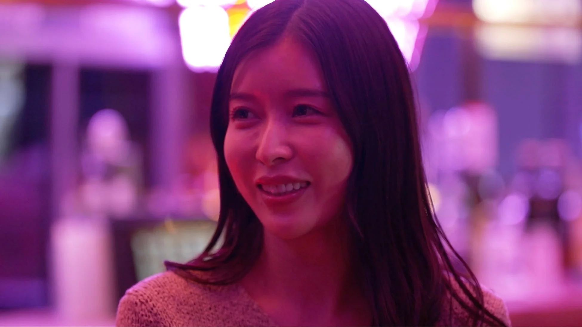 笑顔の女性(夜のネオン)