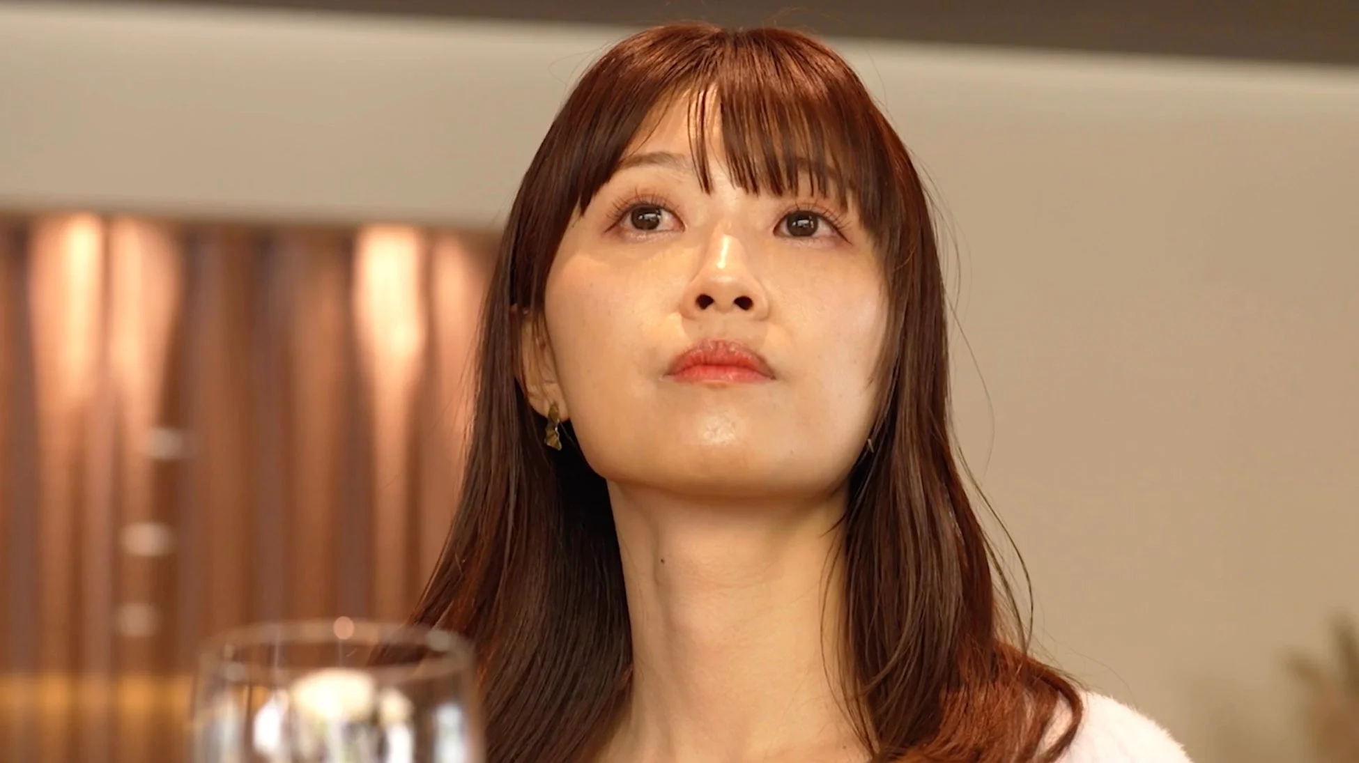 真剣な表情の女性
