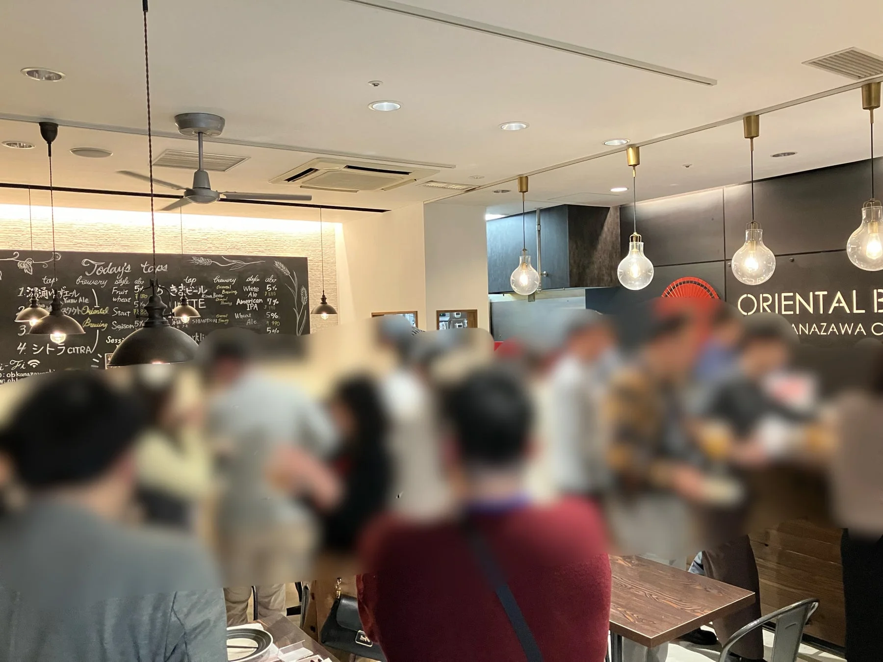 クラフトビールを提供するカフェまたはバーの店内の様子