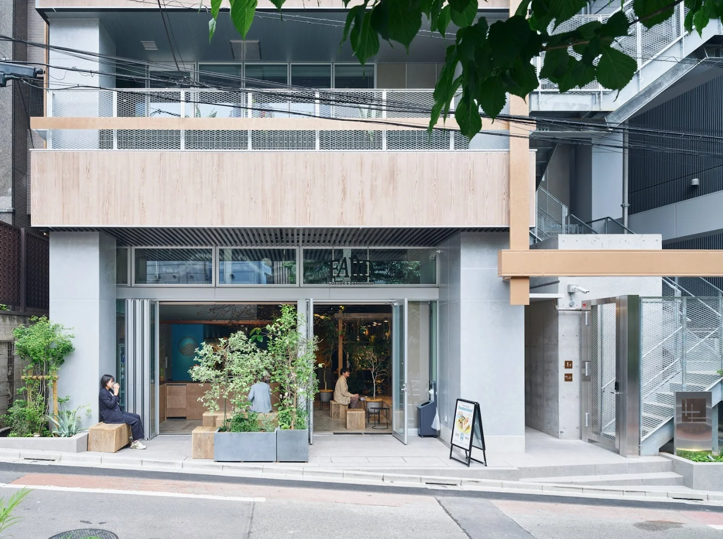 モダンな建物の1階にあるカフェ兼ショップ