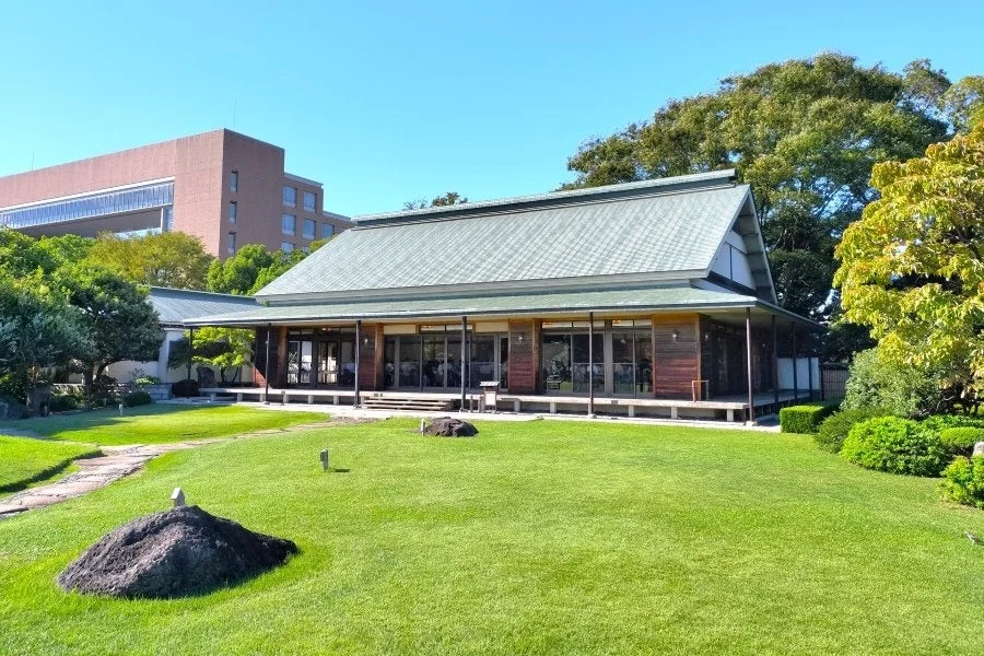 日本庭園の芝生と伝統建築