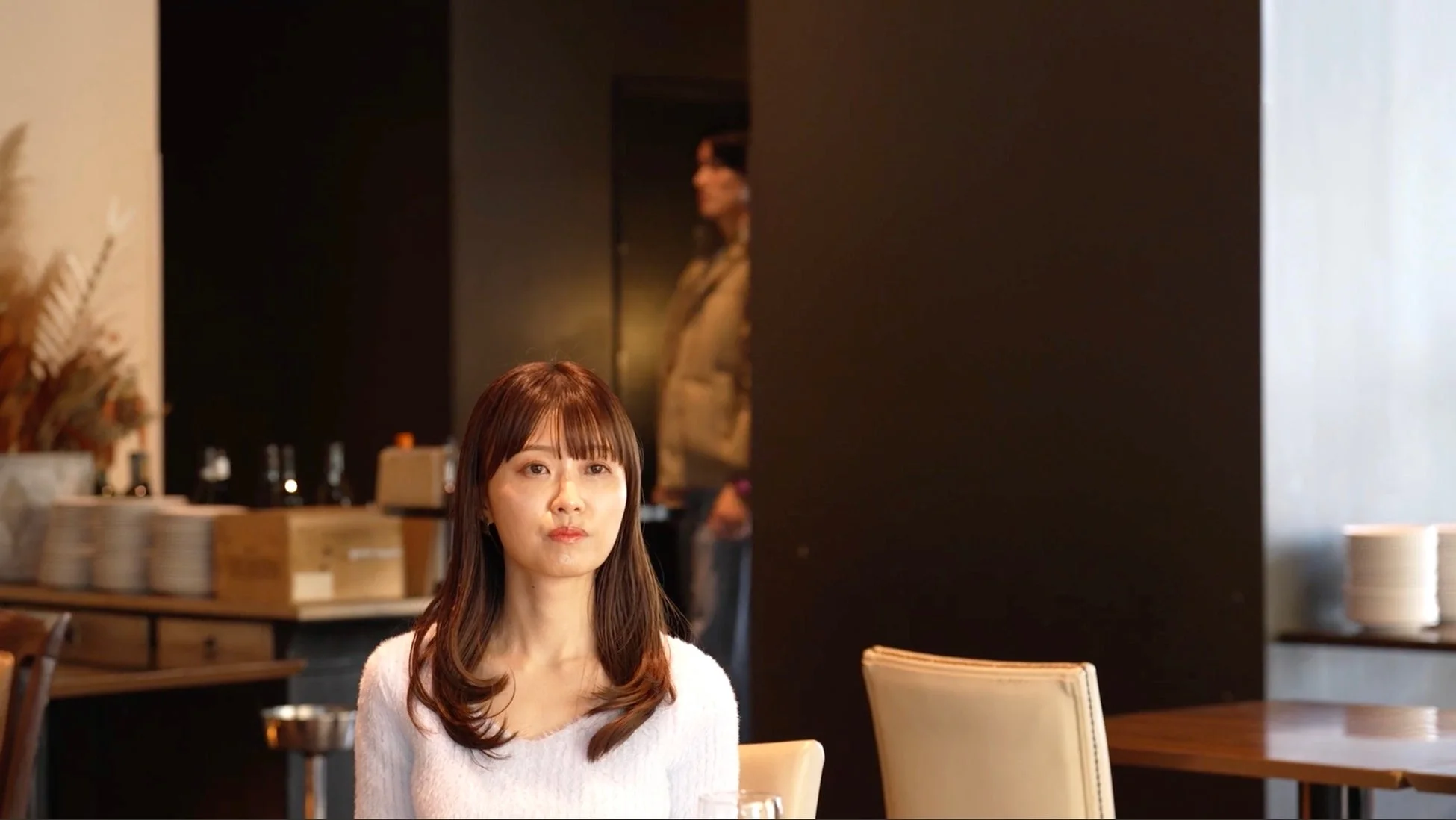 レストランで待つ女性