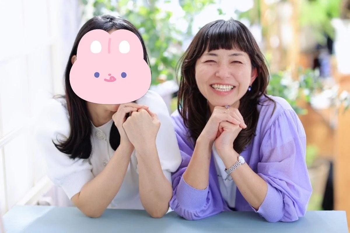 笑顔の女性とウサギマスクの女性