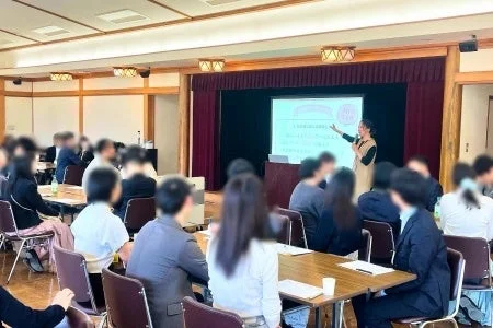 会議室で講師がプレゼンテーションを行う様子