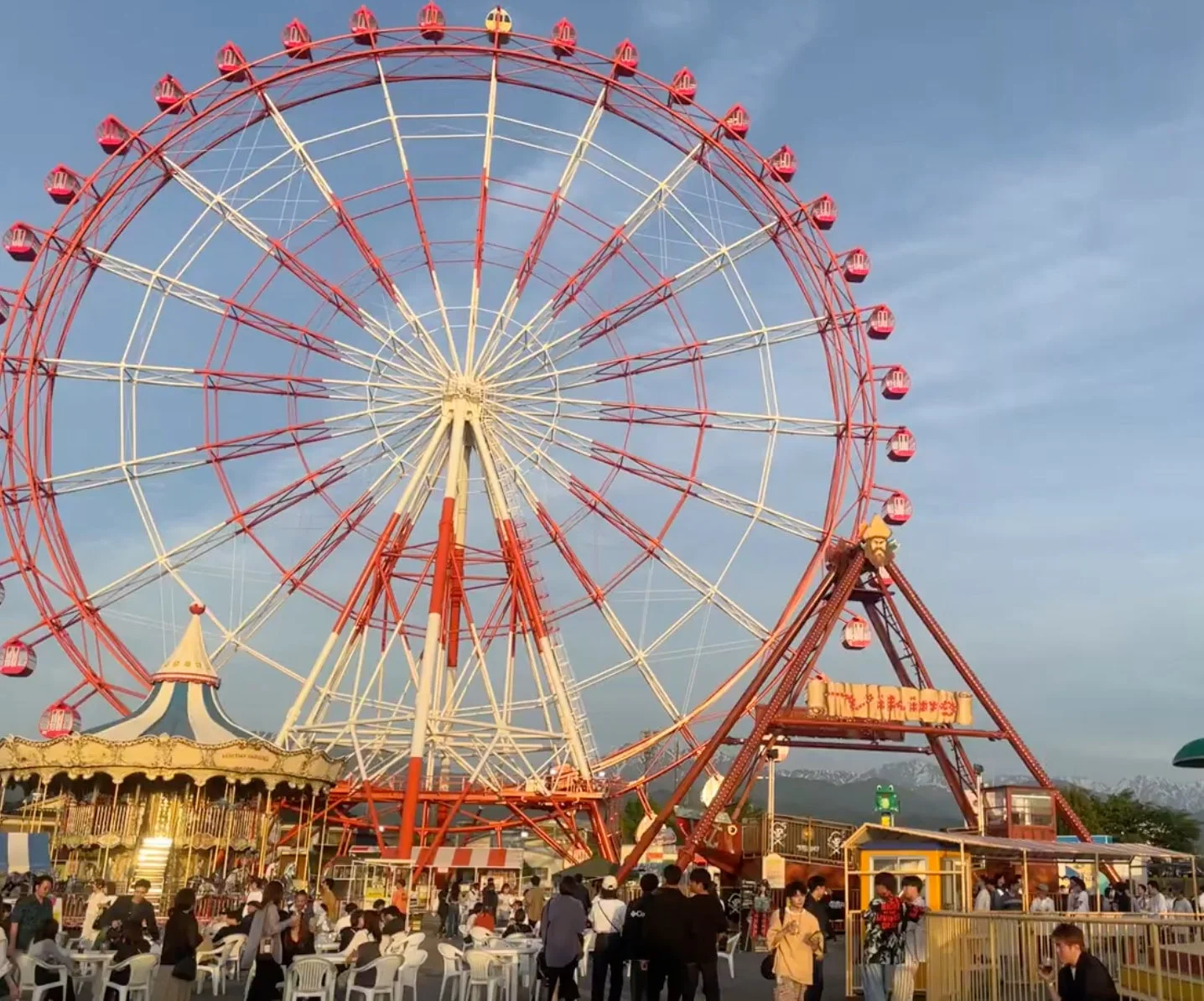 観覧車が印象的な夕暮れの遊園地
