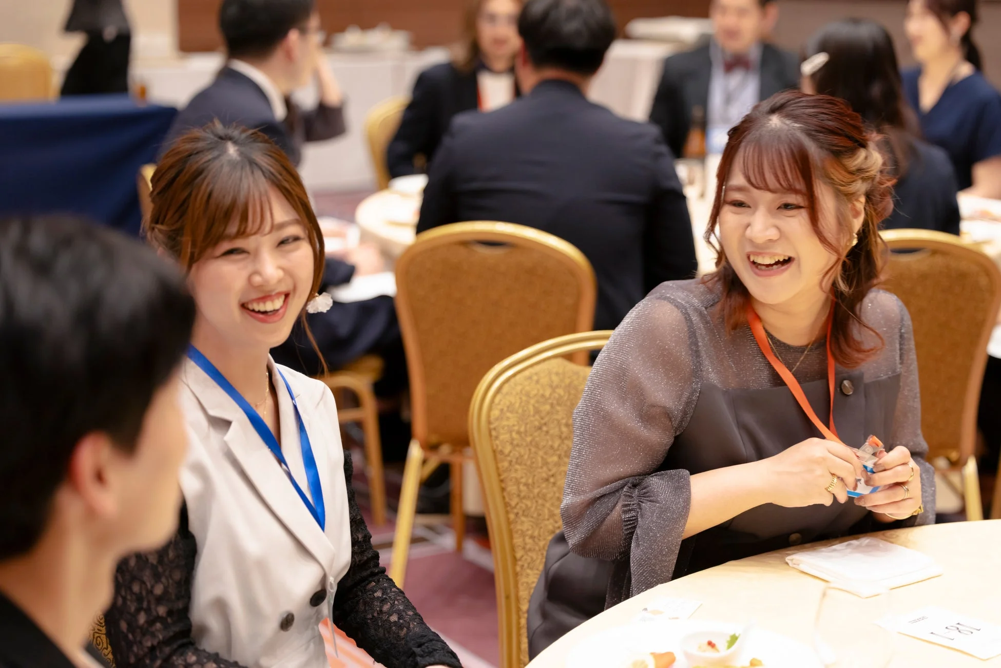 ナレソメFesで会話を楽しむ女性