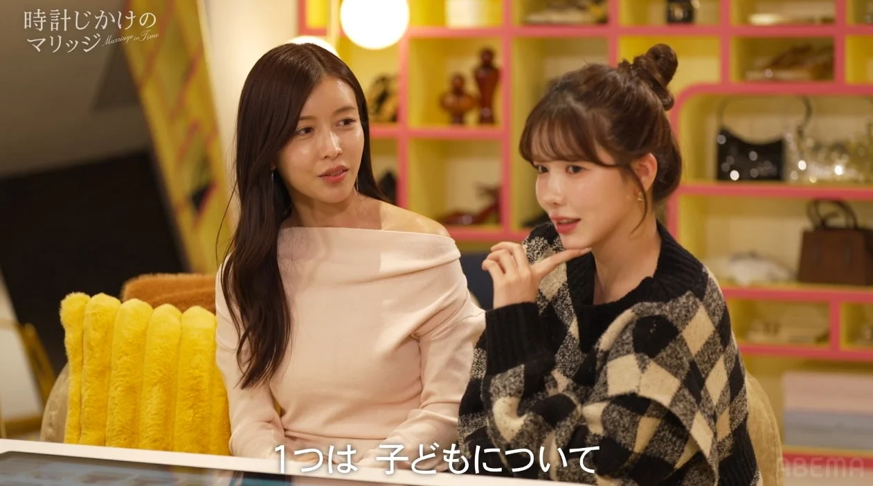 子どもについて話し合う女性たち