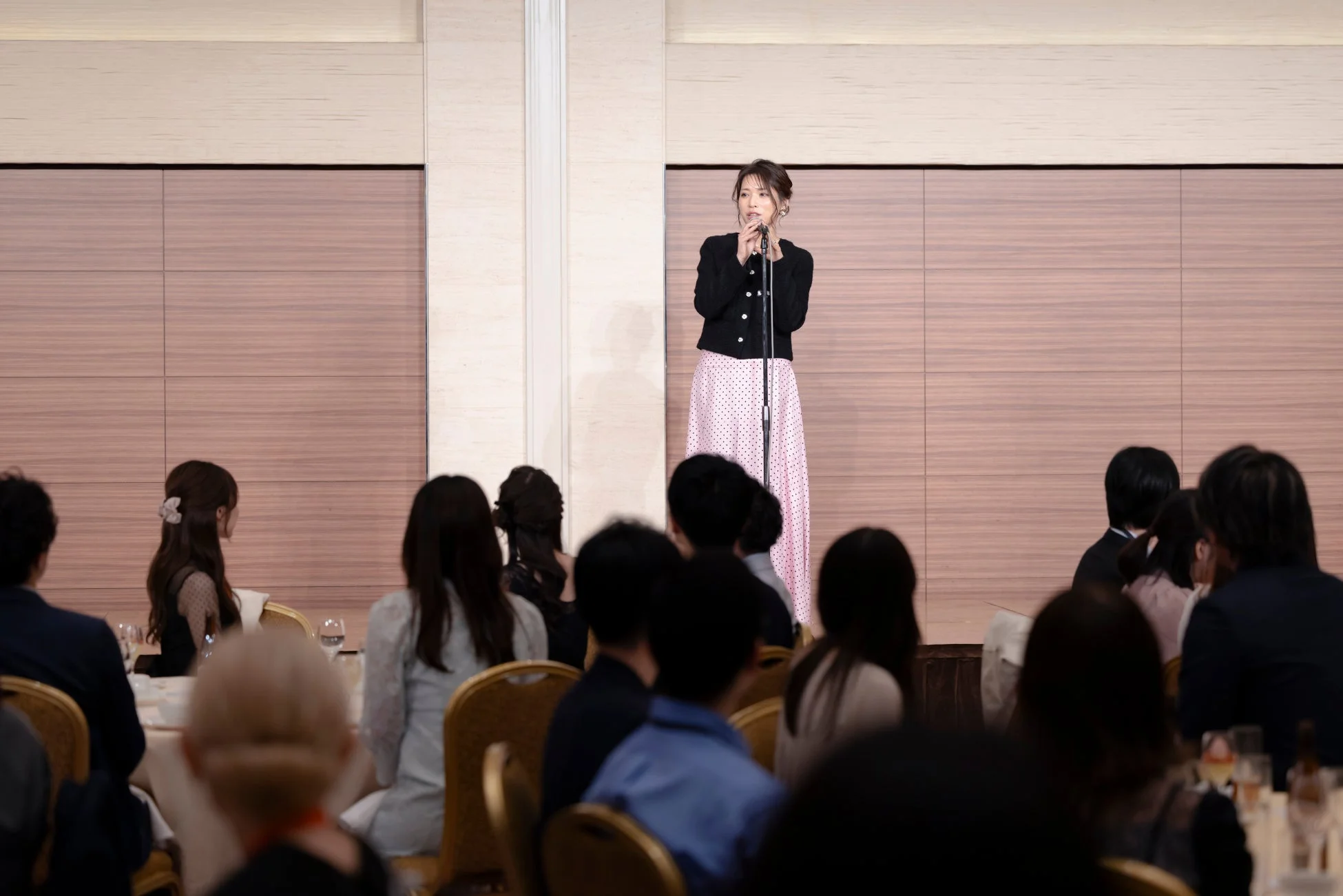イベントでスピーチをする女性
