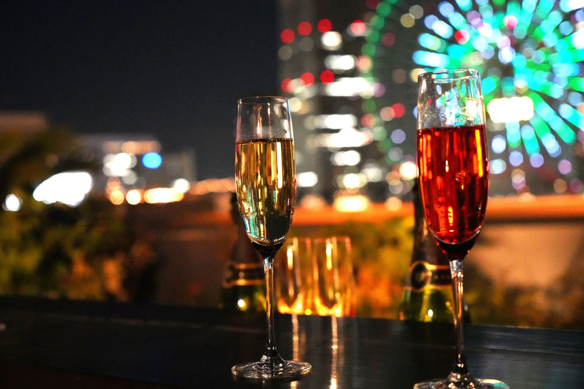 夜景を背景にしたカクテルグラス